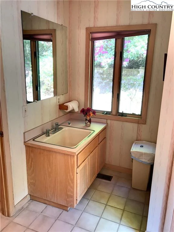 Image number 13 for the current listing
