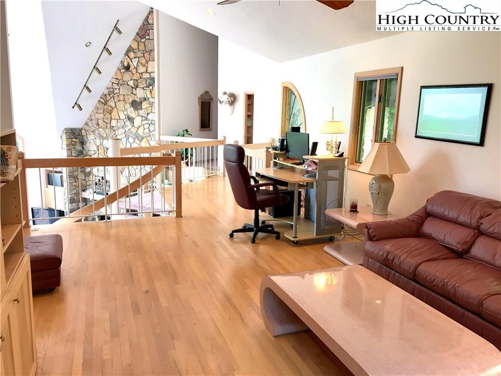 Image number 3 for the current listing