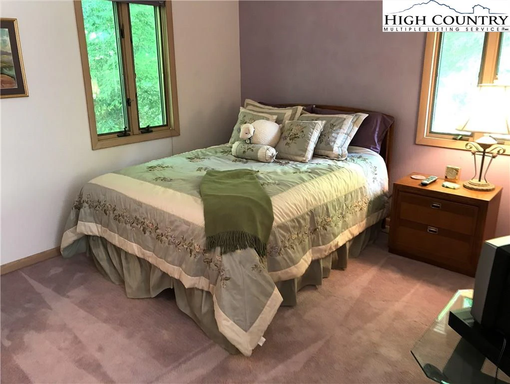 Image number 9 for the current listing