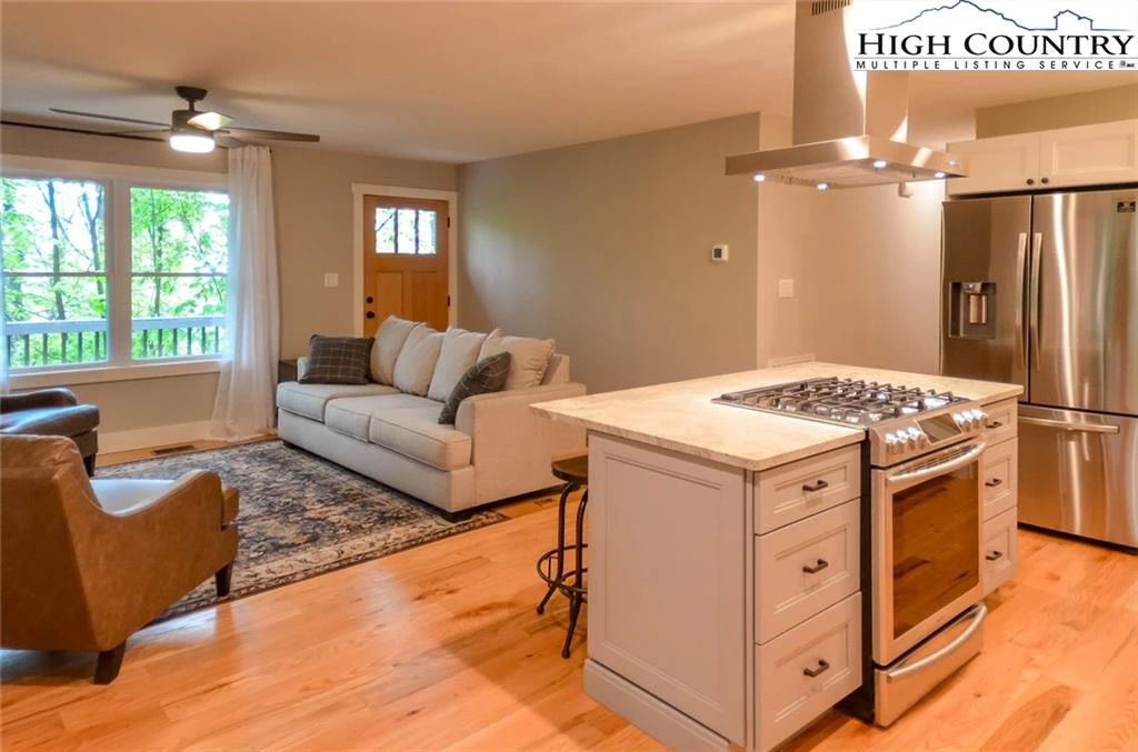Image number 1 for the current listing