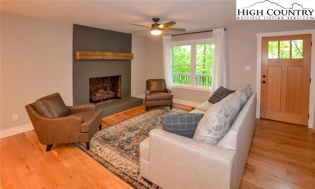 Image number 4 for the current listing