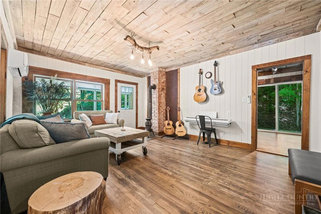 Image number 6 for the current listing