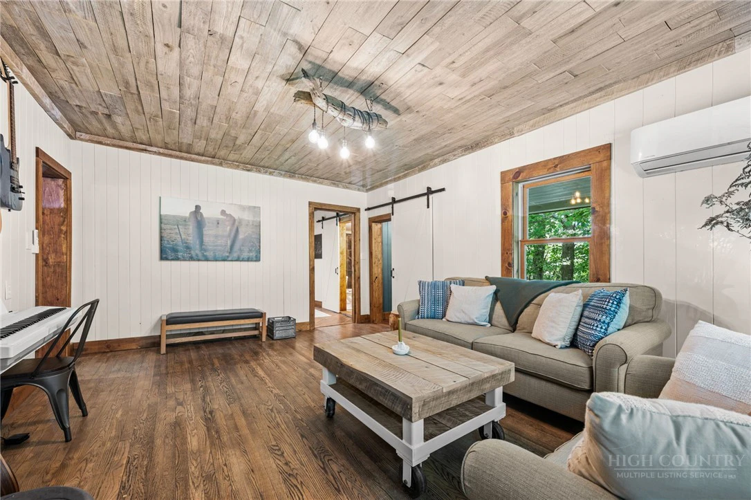 Image number 8 for the current listing