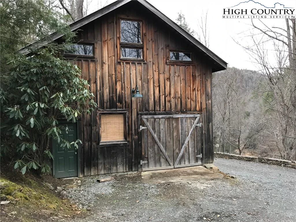 Image number 17 for the current listing