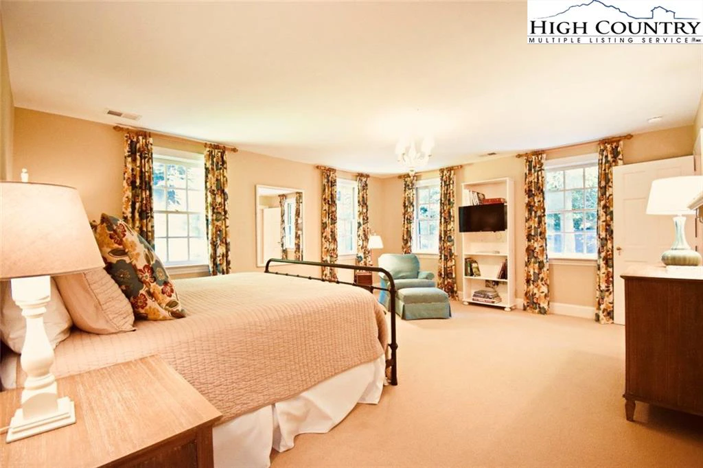 Image number 3 for the current listing
