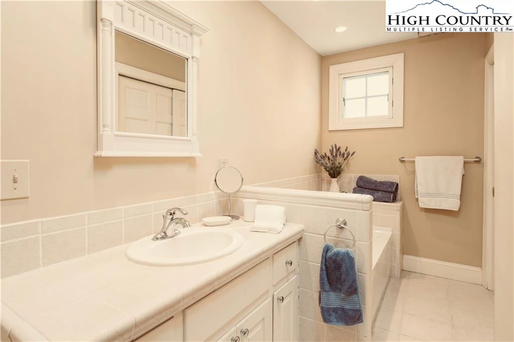 Image number 7 for the current listing