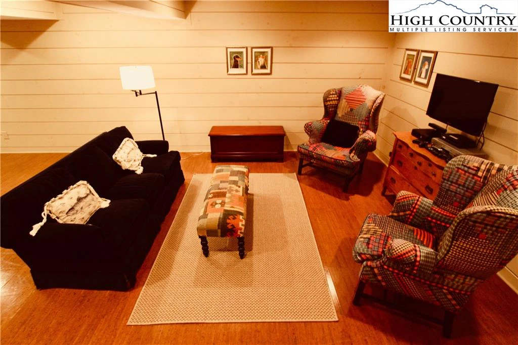 Image number 9 for the current listing