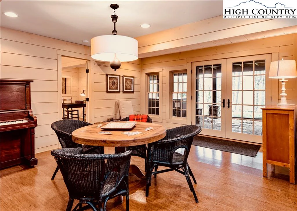 Image number 11 for the current listing