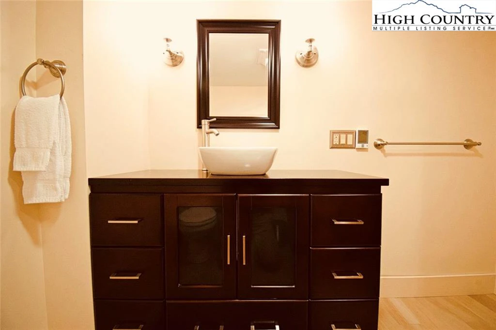Image number 2 for the current listing