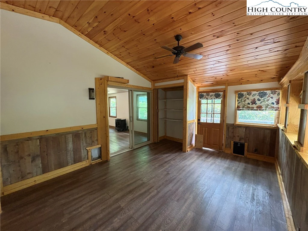 Image number 11 for the current listing