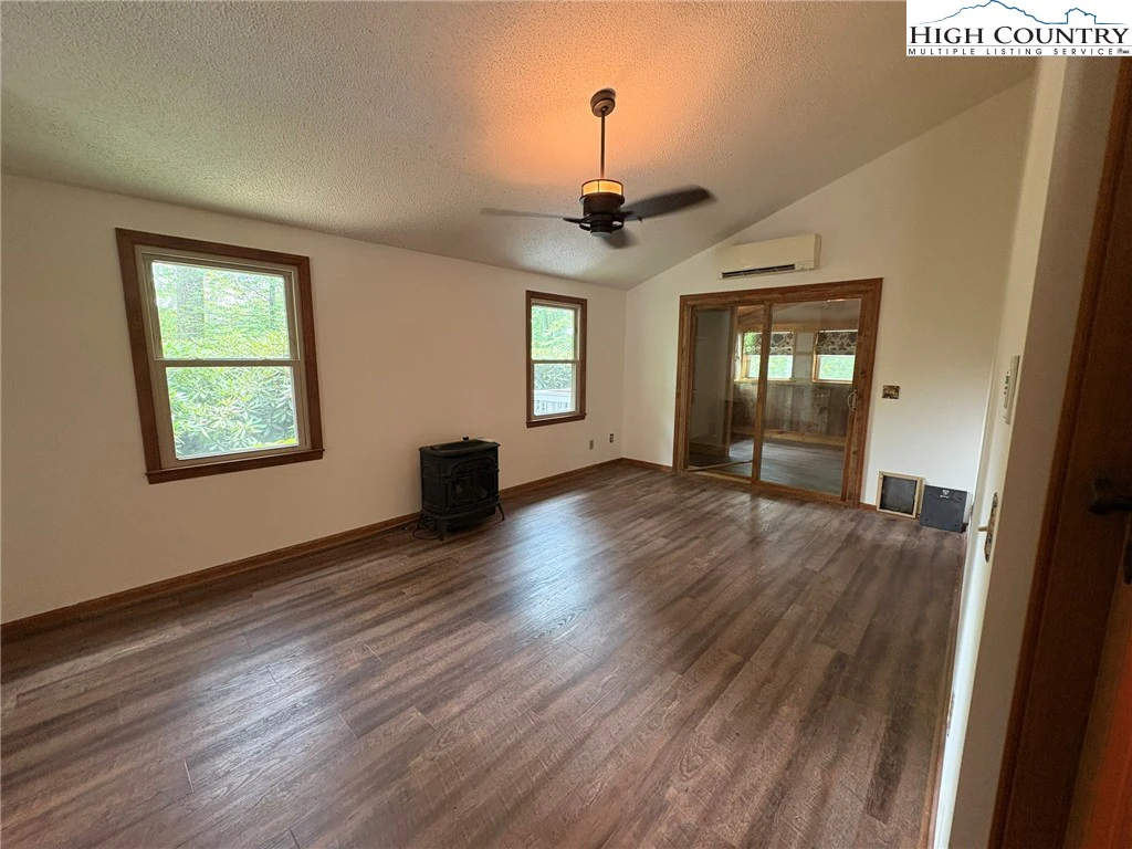 Image number 8 for the current listing