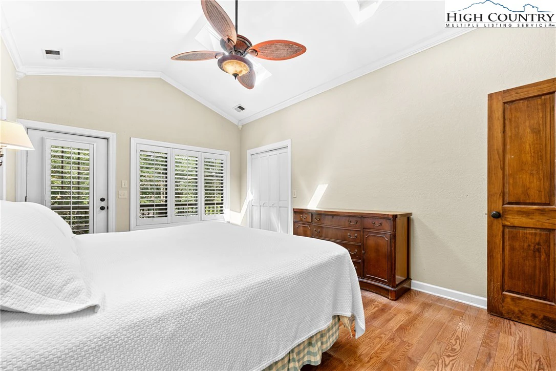 Image number 21 for the current listing