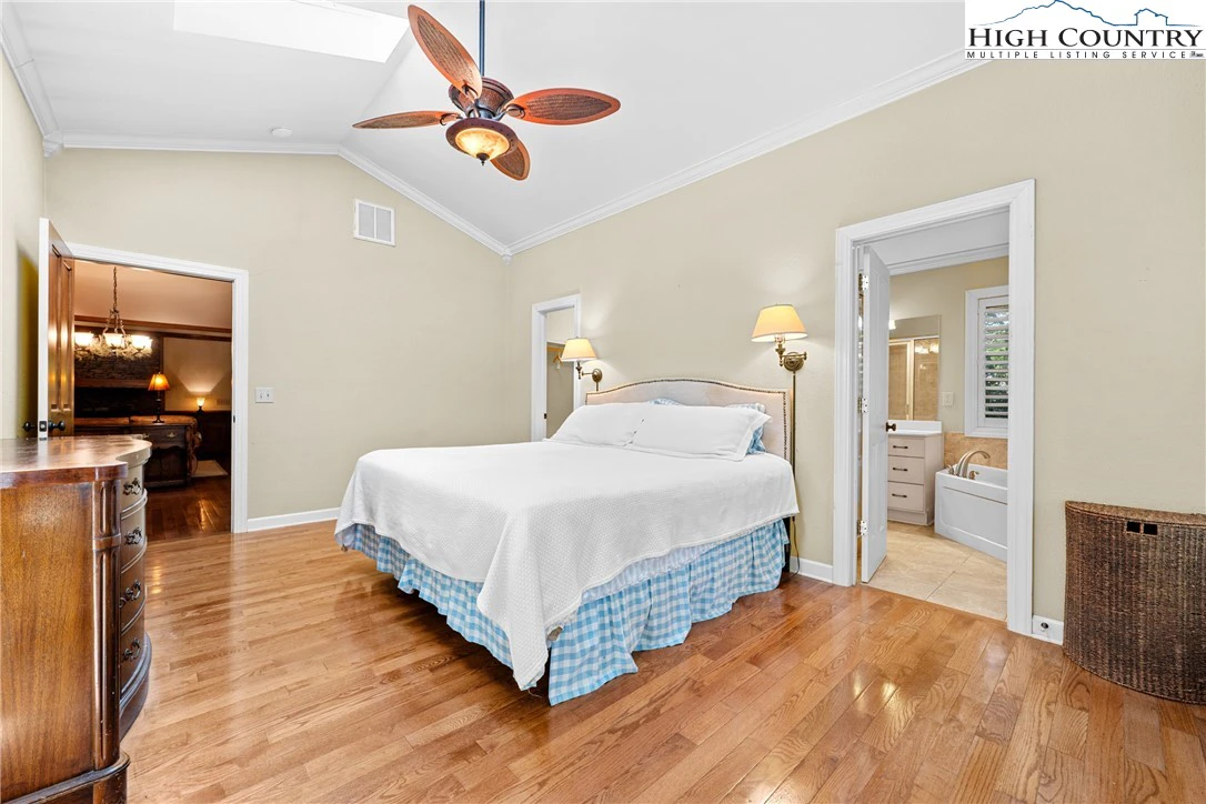 Image number 20 for the current listing