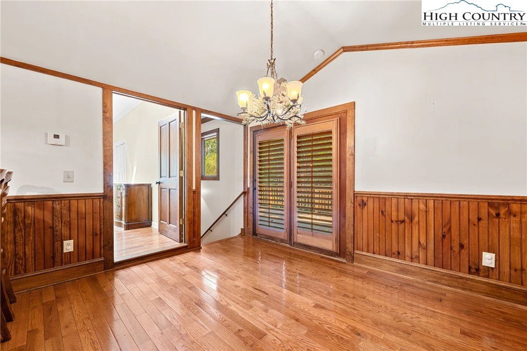 Image number 13 for the current listing
