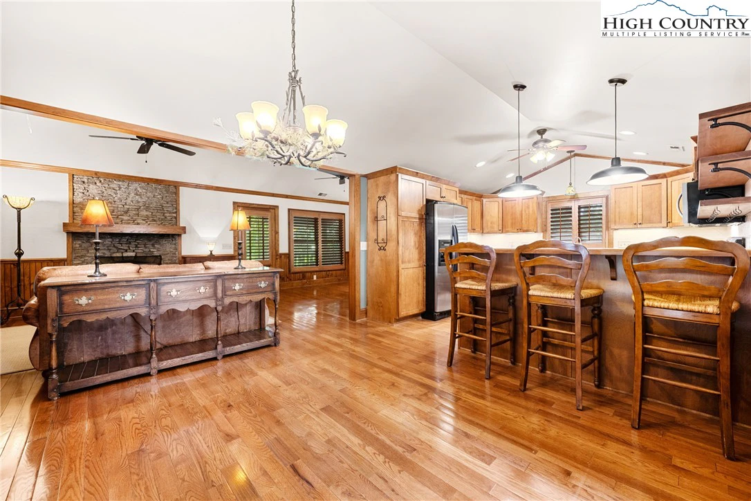 Image number 12 for the current listing