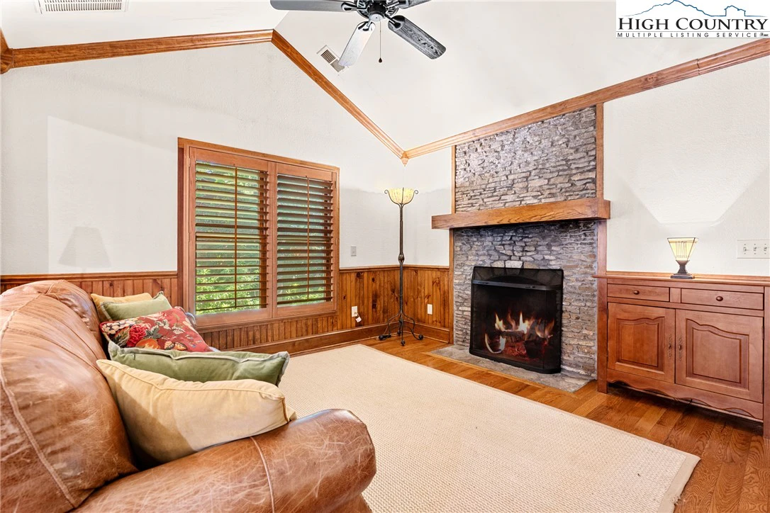Image number 11 for the current listing
