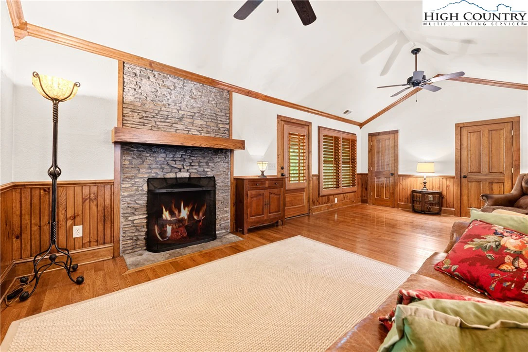 Image number 10 for the current listing