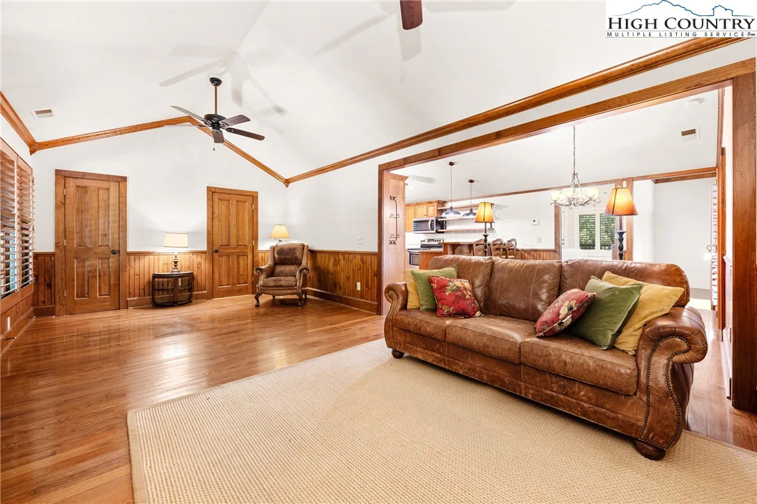 Image number 9 for the current listing