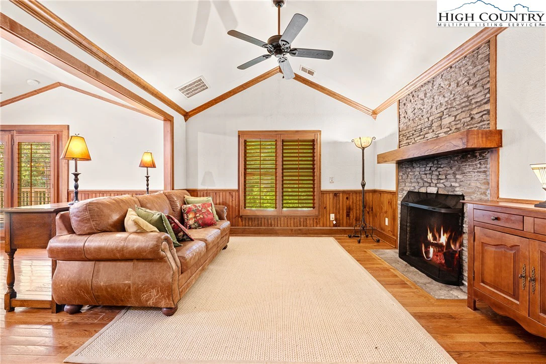 Image number 8 for the current listing
