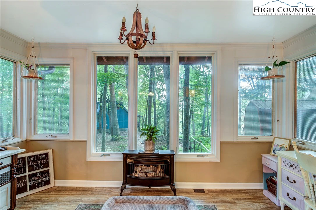 Image number 4 for the current listing