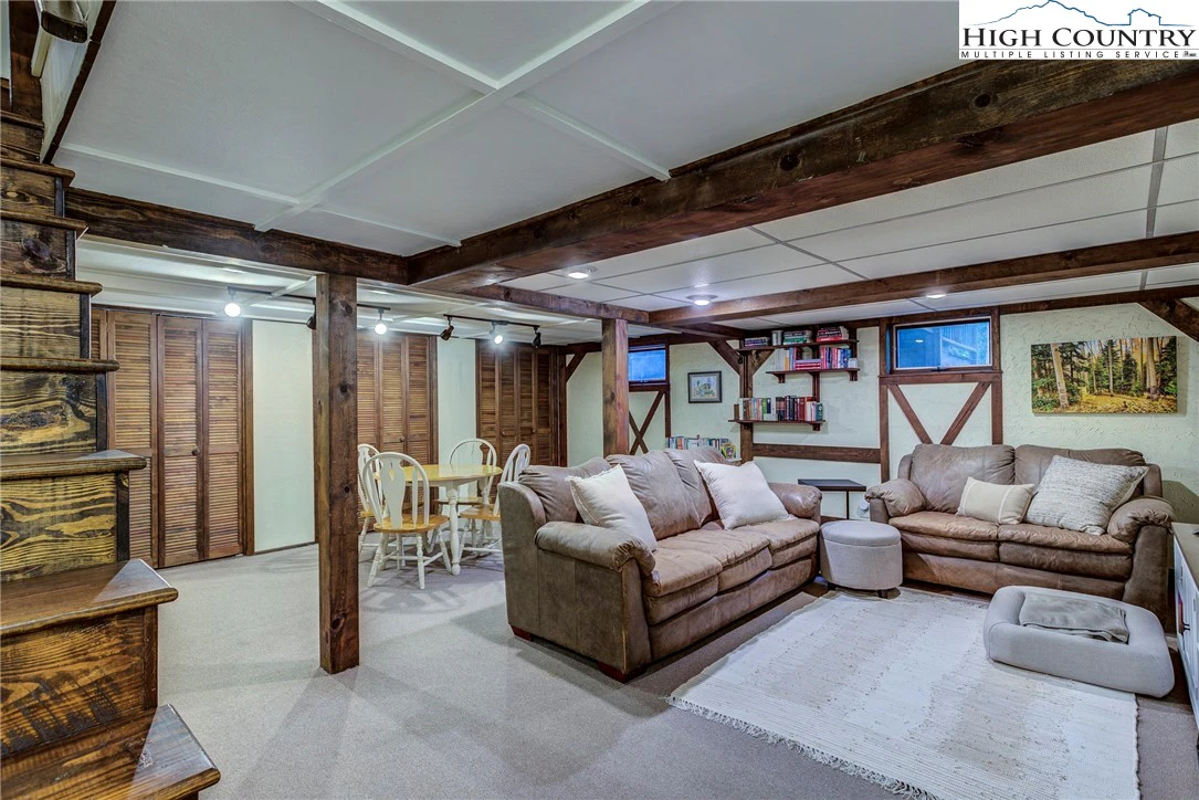 Image number 17 for the current listing