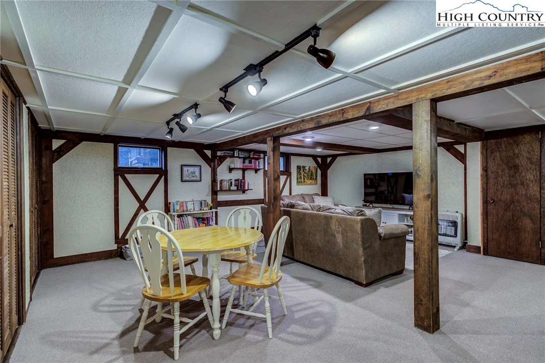 Image number 19 for the current listing