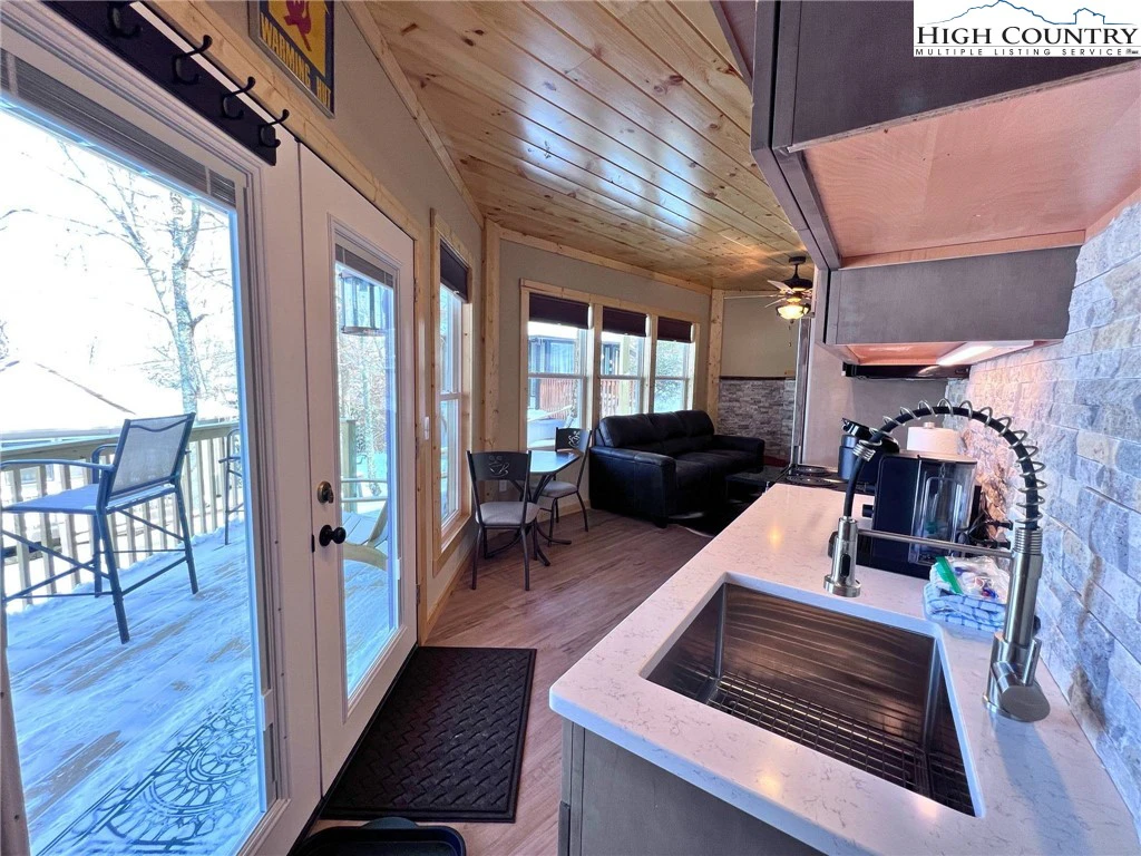Image number 4 for the current listing
