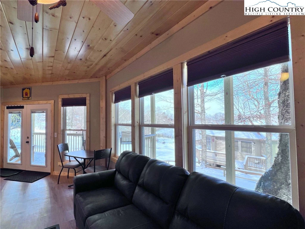 Image number 7 for the current listing