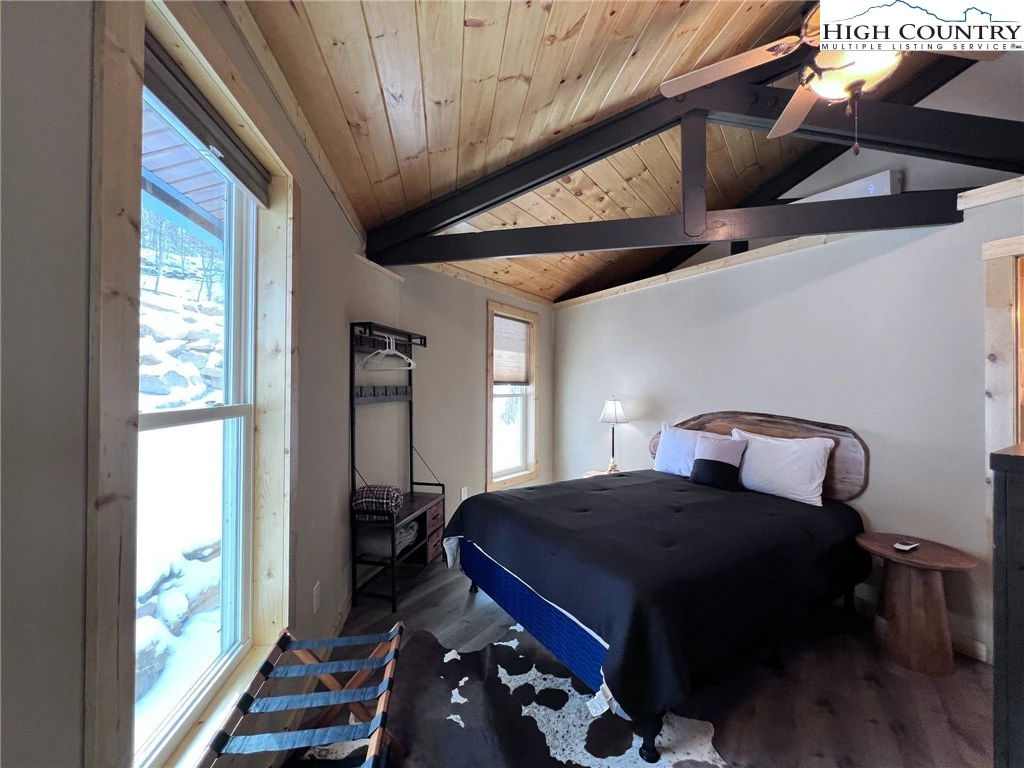 Image number 33 for the current listing