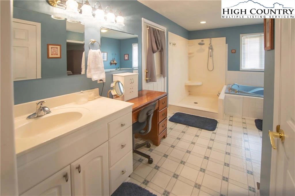 Image number 3 for the current listing