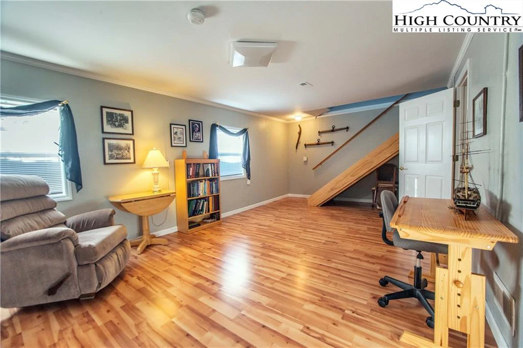 Image number 7 for the current listing