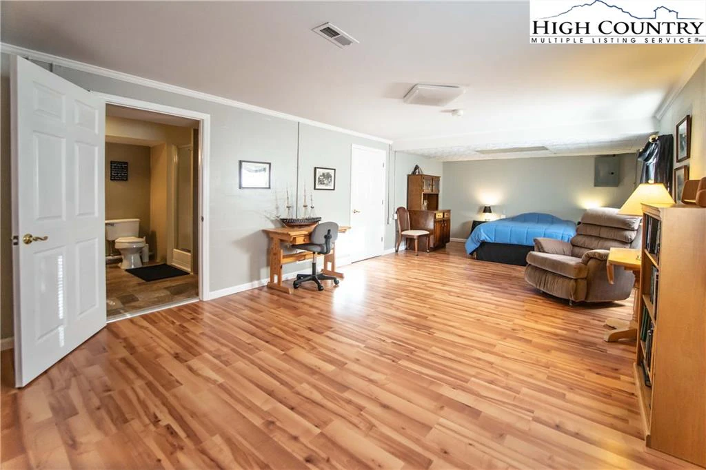 Image number 8 for the current listing