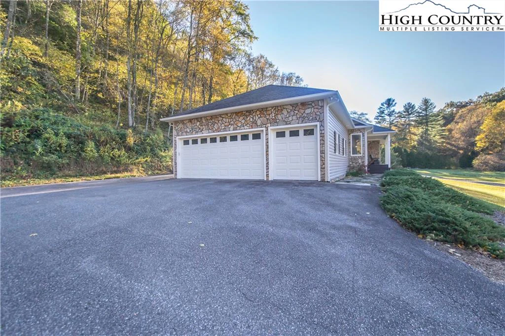 Image number 11 for the current listing