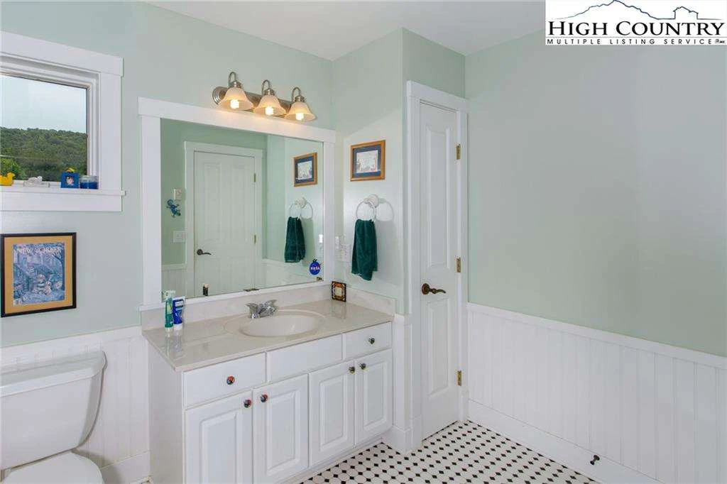 Image number 5 for the current listing