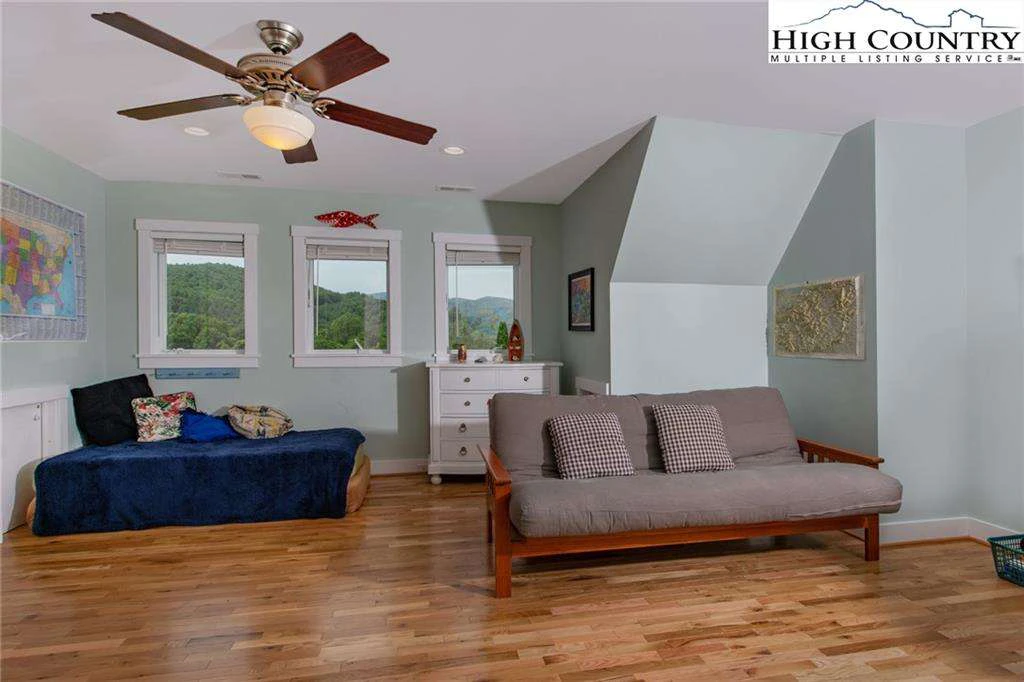 Image number 8 for the current listing