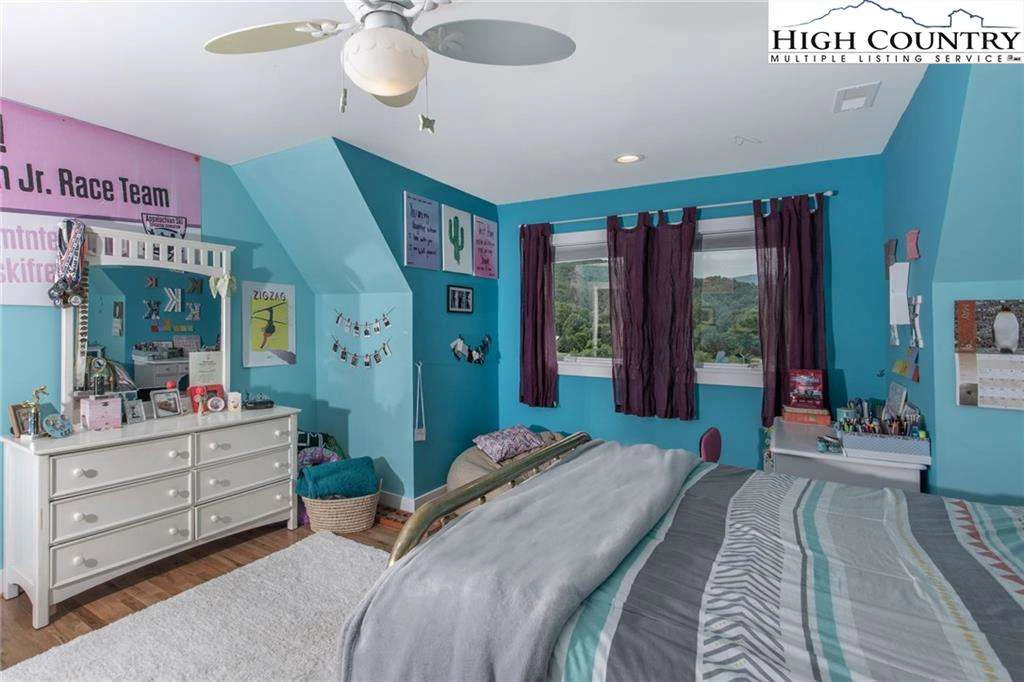 Image number 9 for the current listing
