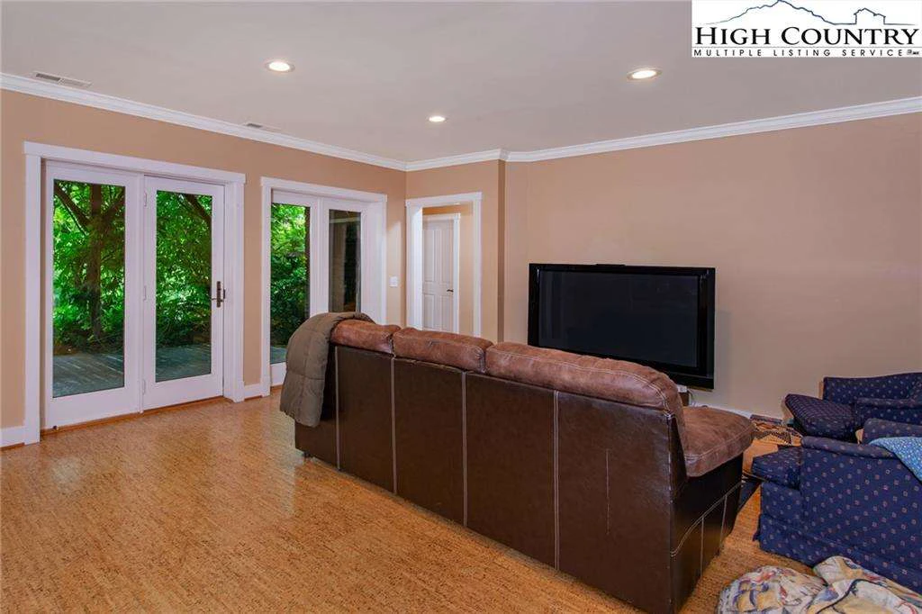 Image number 12 for the current listing