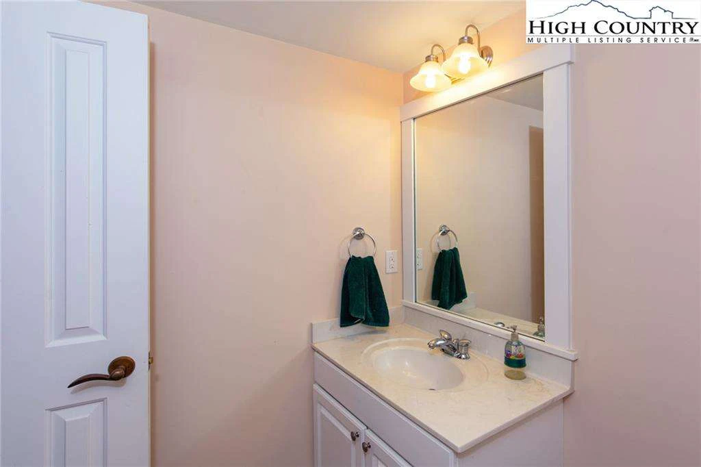 Image number 13 for the current listing