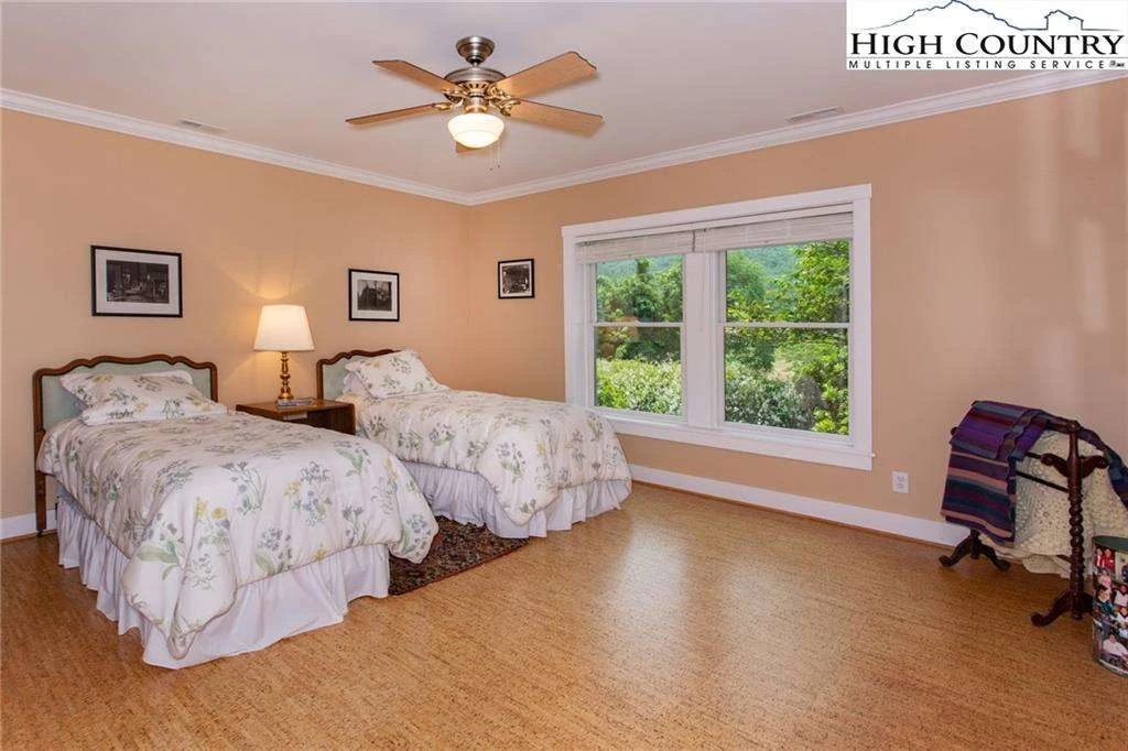 Image number 17 for the current listing