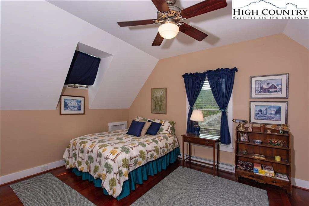 Image number 21 for the current listing