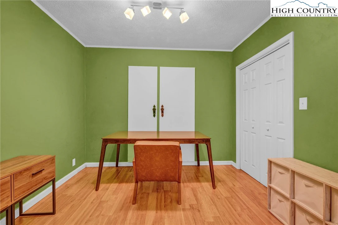 Image number 12 for the current listing