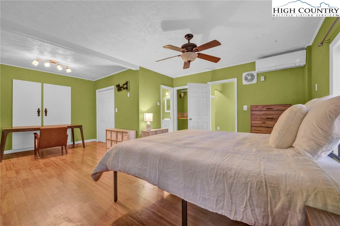 Image number 3 for the current listing
