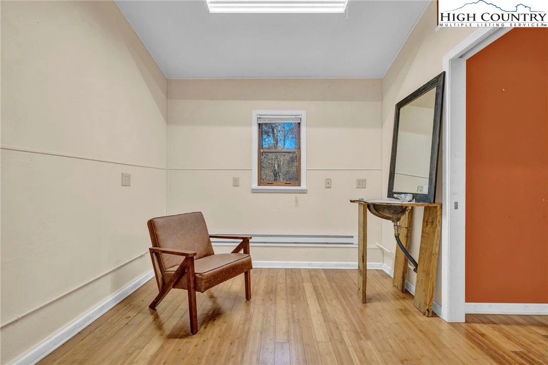 Image number 15 for the current listing