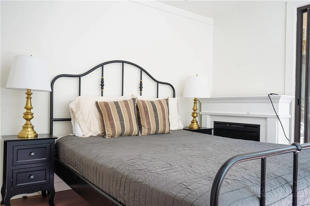 Image number 5 for the current listing