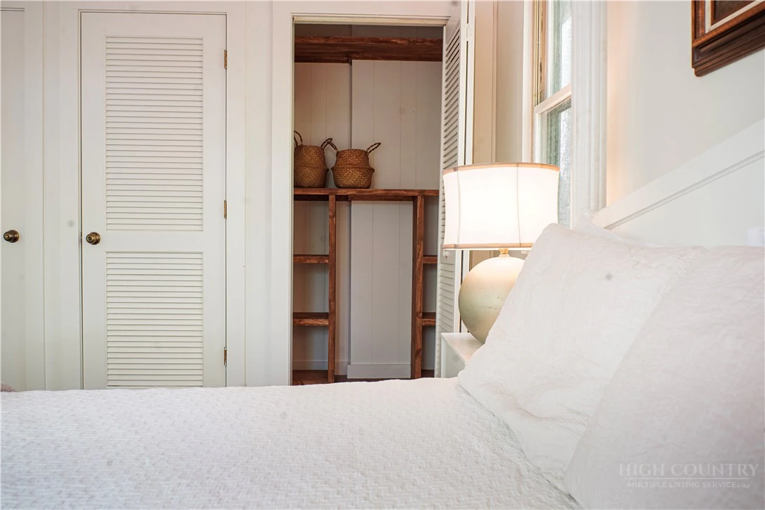 Image number 11 for the current listing