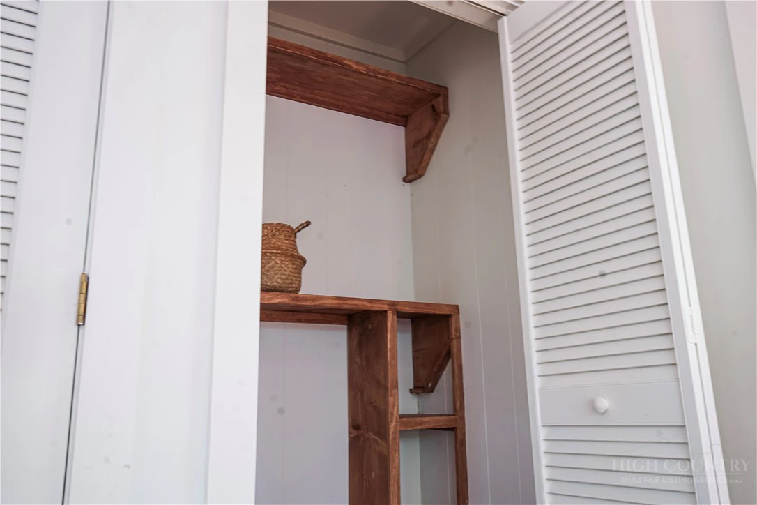 Image number 3 for the current listing