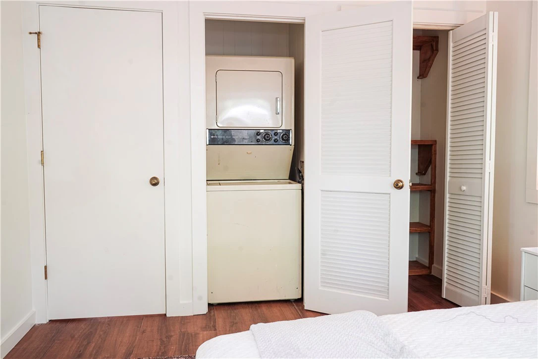 Image number 4 for the current listing