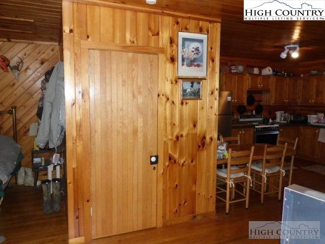 Image number 14 for the current listing