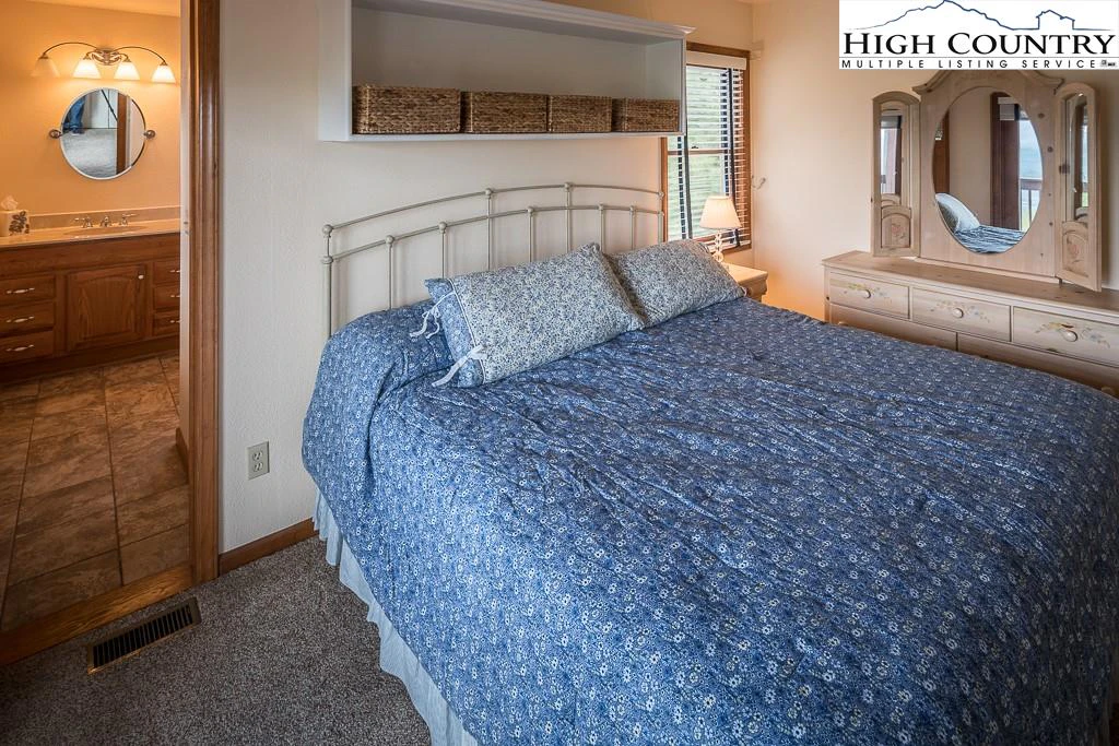 Image number 2 for the current listing