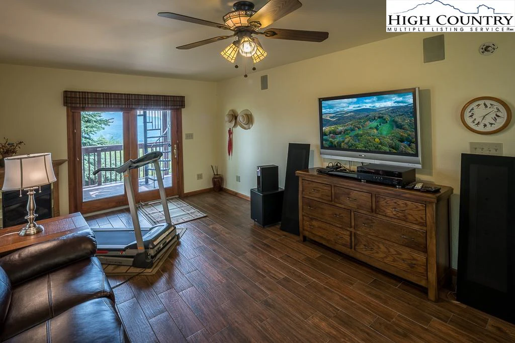 Image number 11 for the current listing